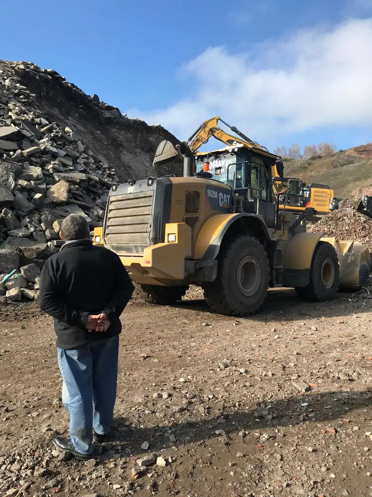 Grosse pelle avec 1 personne qui surveille le chantier Ecograv
