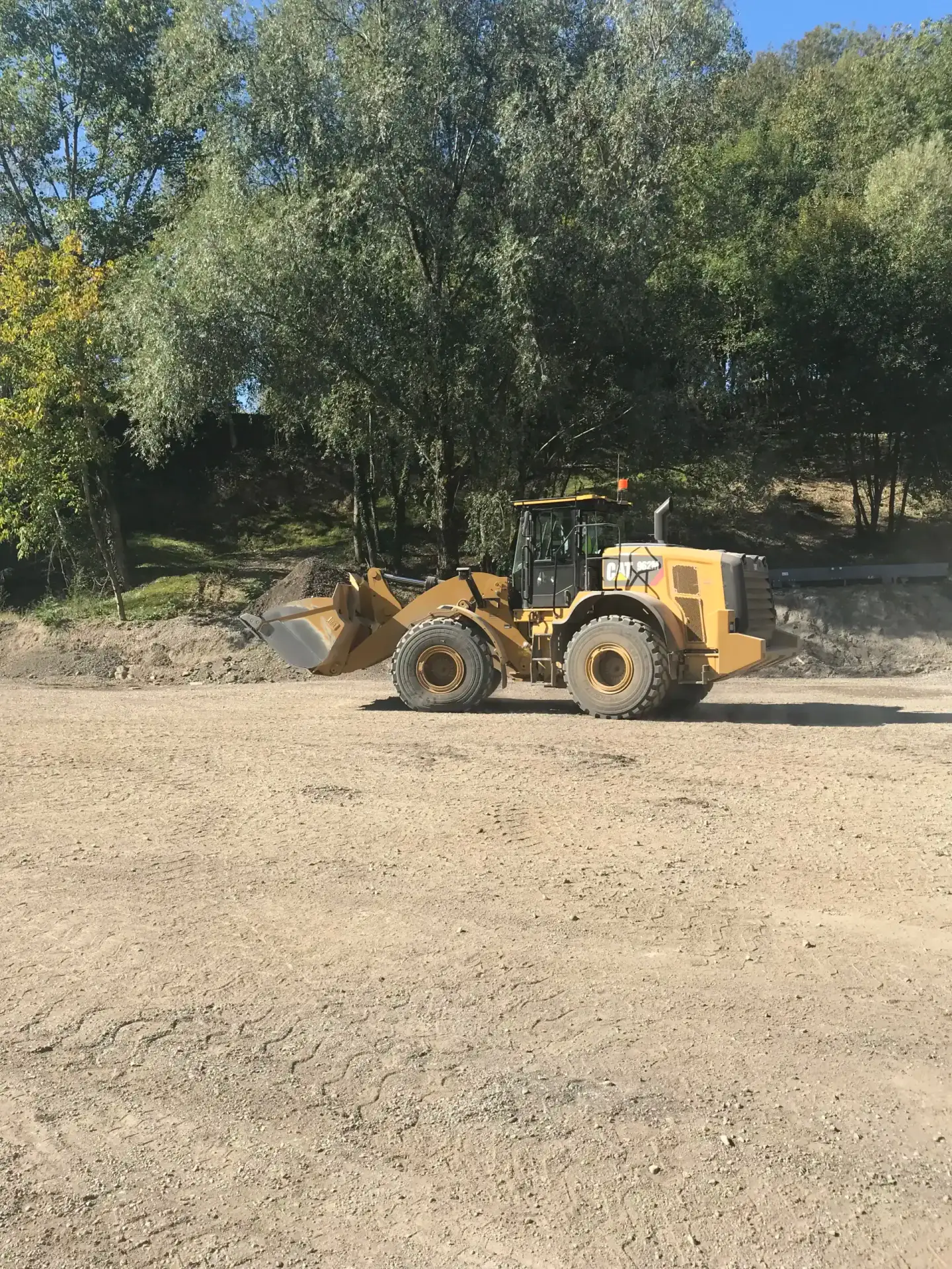 Image d'une pelle de chantier avec de la terre Ecograv