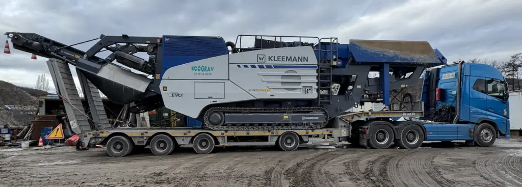 Concasseur mobile Kleemann Ecograv transporté en convoi exceptionnel sur porte-engins - transport de matériel de concassage